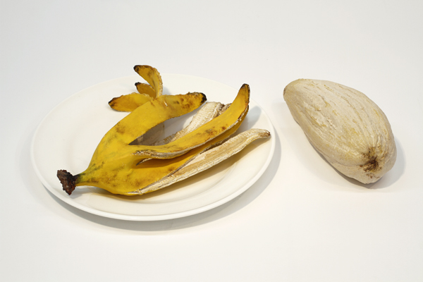 バナナの皮と実